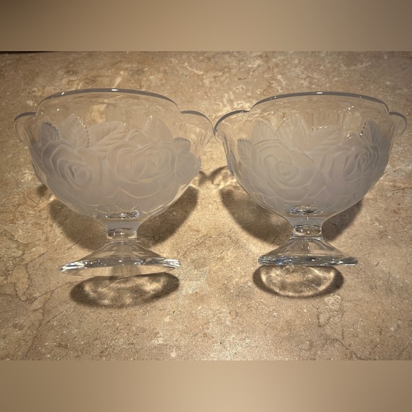 Winter Rose
by STUDIO NOVA 2 Small pedestal bowls with roses - Picture 1 of 8